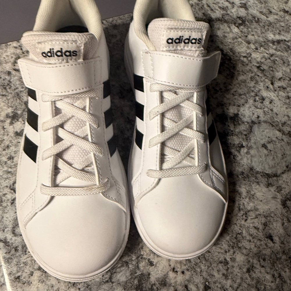 Adidas Kids White and Black Striped Sneakers size 3youth never worn